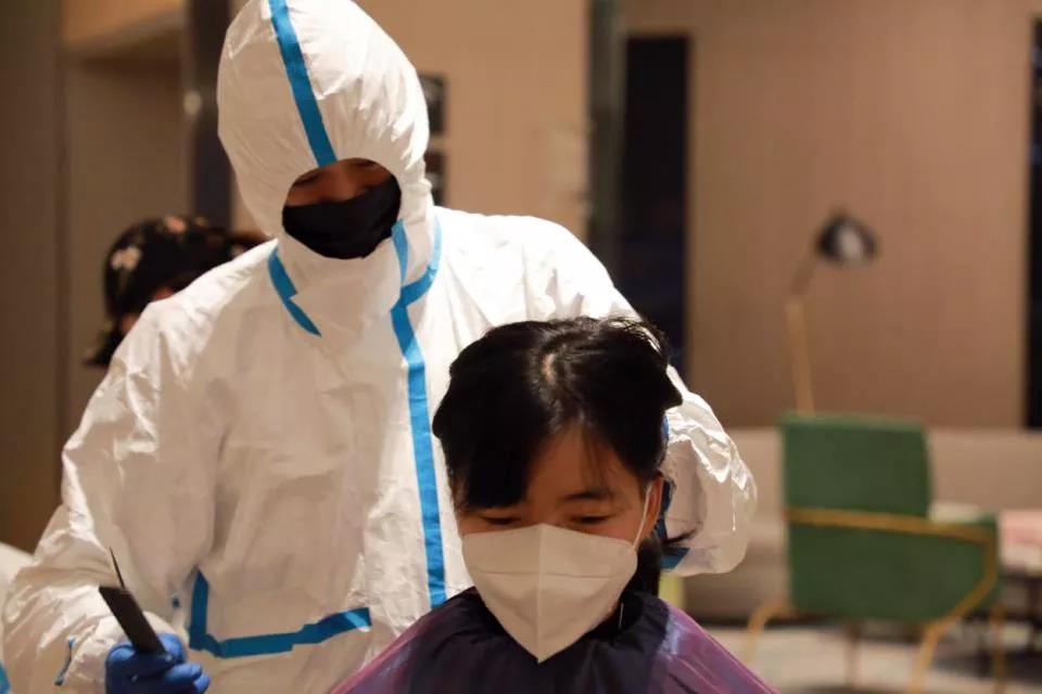 100多位赴武漢醫(yī)療隊女隊員“削”掉秀發(fā) ——武漢市委秘書長說，疫情過去一定為你們請功！