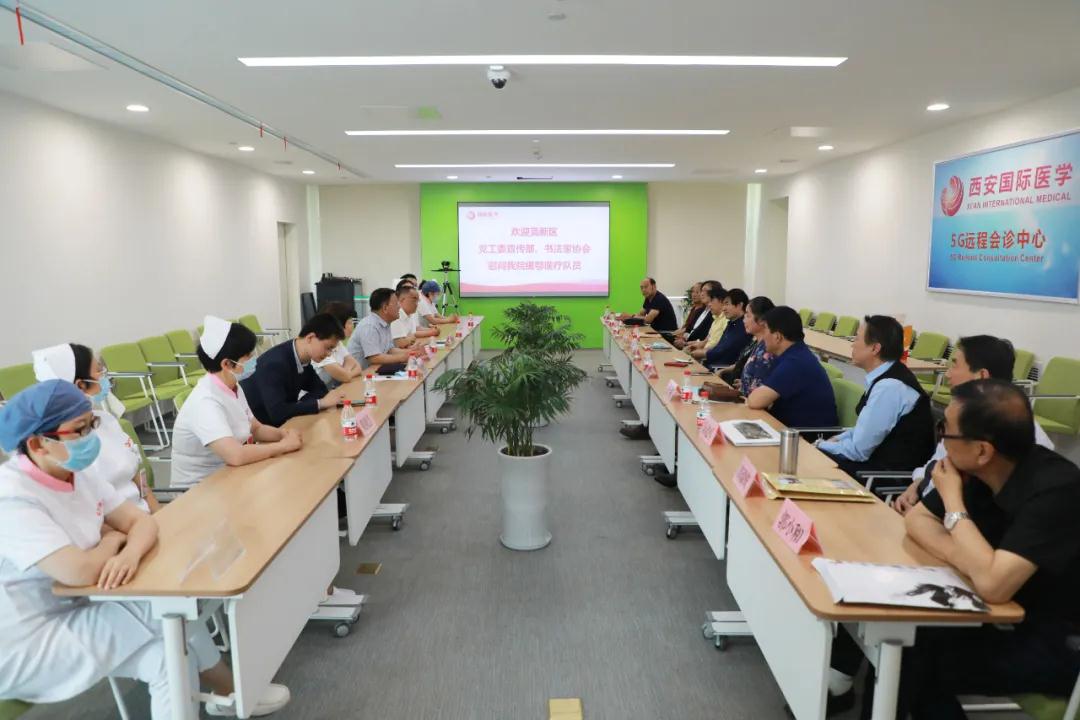 書法送祝福 筆墨贊英雄——西安高新區(qū)黨工委宣傳部、書法家協(xié)會(huì)一行致敬最美逆行者