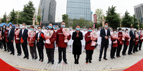 人民日?qǐng)?bào)——今天，讓我們盡情擁抱吧！西安國際醫(yī)學(xué)中心醫(yī)院6名隊(duì)員解除隔離
