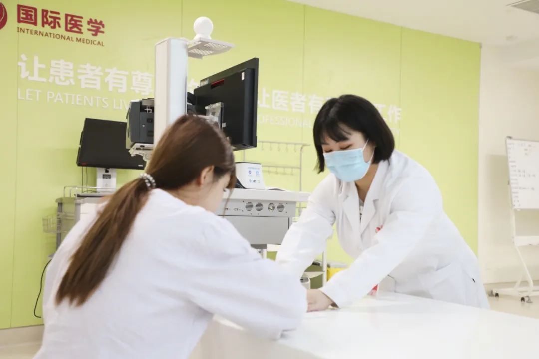 出院手續(xù)床前辦理，「移動(dòng)結(jié)算車」便民又惠民！