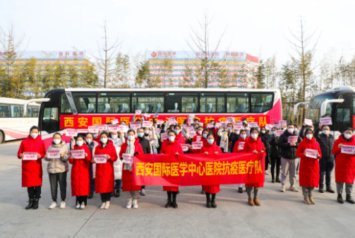 又有 300 余名醫(yī)護(hù)人員逆行出征，奔赴核酸采樣點(diǎn)