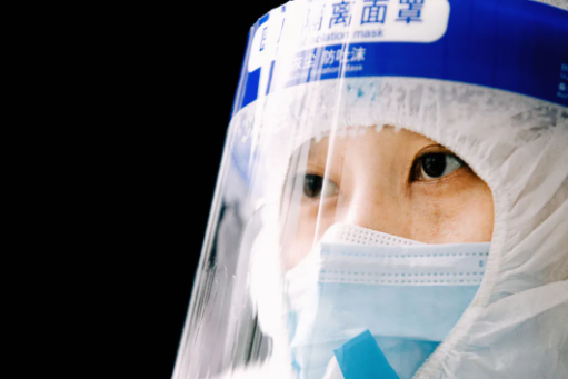 你穿防護服的樣子，真好看！