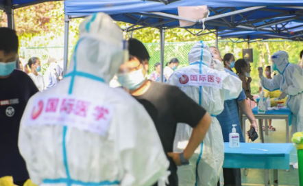 泡白的雙手，濕透的衣服，高溫天氣下的這些“大白”讓人心疼