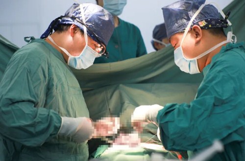 復(fù)診首日，市民排隊掃碼，有序就診……