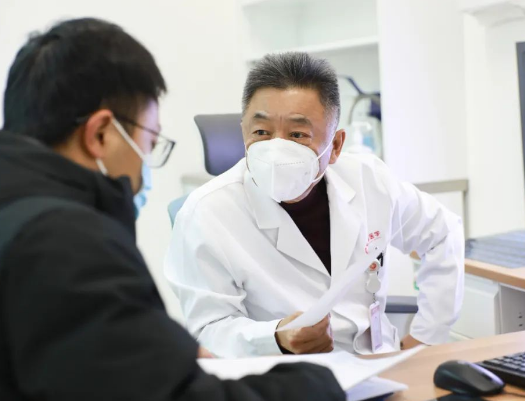 他們?nèi)找箞?jiān)守，為患者照亮就診之路