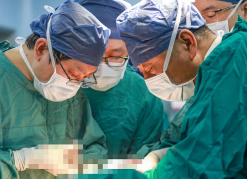 挑戰(zhàn)胸外領(lǐng)域“珠峰”！他為71歲老人摘除胸內(nèi)巨大罕見腫瘤