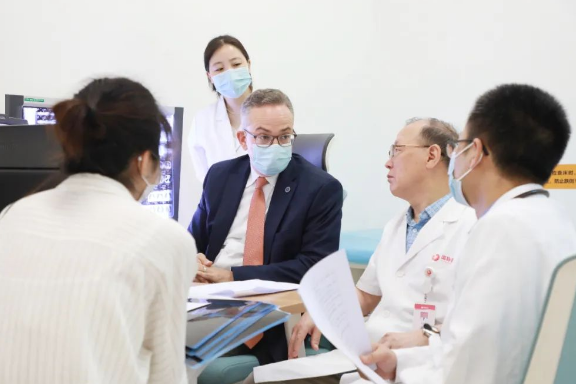 門診、查房、學術(shù)交流……全美排名第一的妙佑醫(yī)療國際專家團隊參與“首屆國際醫(yī)學高峰論壇”國際診療日活動