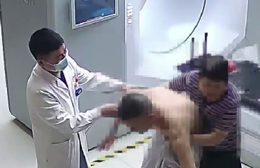 驚險！患者險些跌倒，醫(yī)生跳過治療床扶患者