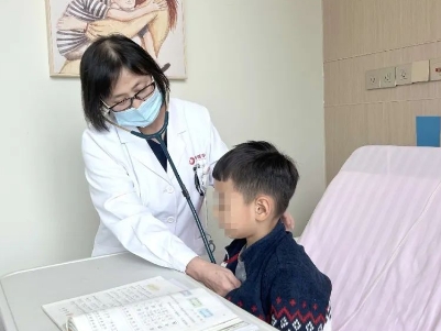 支原體肺炎來了！住院扎堆，學(xué)習(xí)桌搬到病房，孩子邊寫作業(yè)邊打點(diǎn)滴