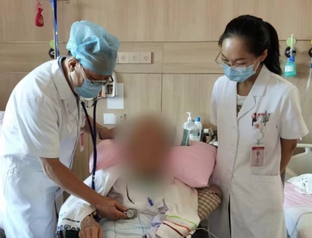 多次渡過險關，身患重疾的92歲老人在醫(yī)院度過了四個不平凡的生日