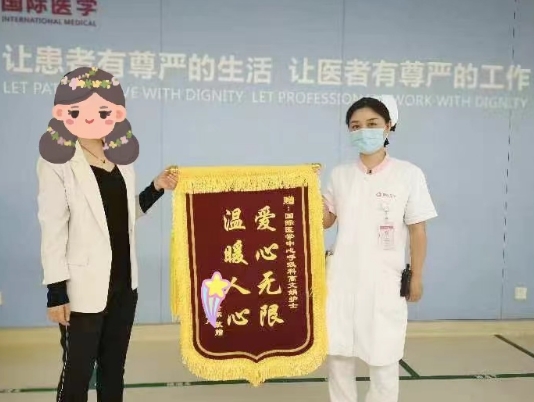 點贊正能量！95后護士救下走失老人 暖心一扶顯大愛