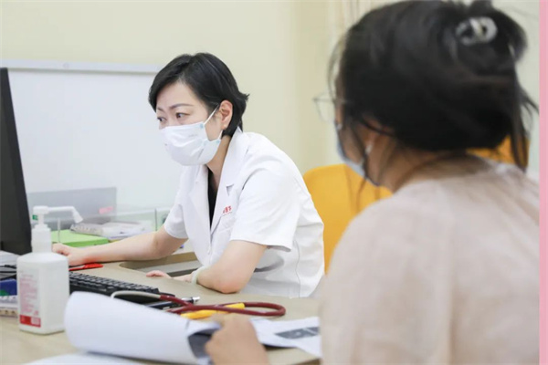 生長發(fā)育、視力矯治、泌尿外科……暑假未到，兒科門診已排起長隊(duì)