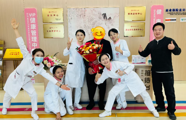 “我愿意幫你們宣傳”——出院前，外國(guó)友人主動(dòng)要求合影、送錦旗