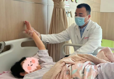 梳頭、端碗、洗澡都難！但幾分鐘后，她和300多同命人一樣…